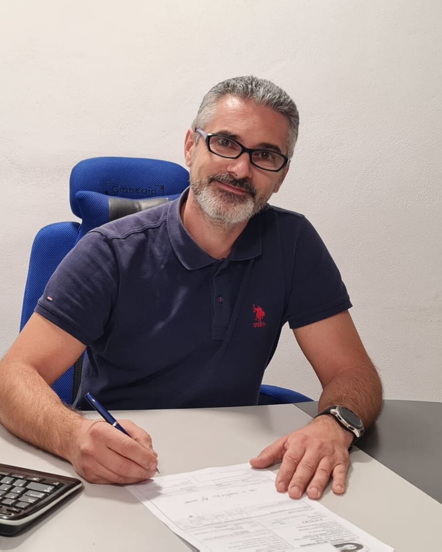 Liviu Ștefan, fondator Instal Liviu Pro, la biroul firmei